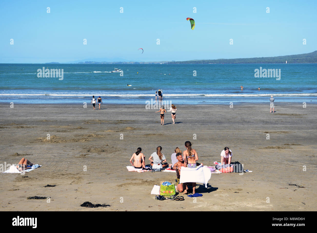 Le soleil sur la plage de Takapuna, Nouvelle-Zélande. Banque D'Images