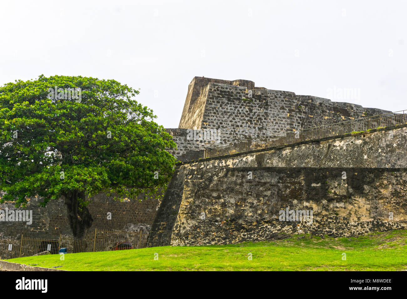 Belle vue panoramique sur le grand mur extérieur avec guérite de fort San Cristobal à San Juan, Puerto Rico Banque D'Images