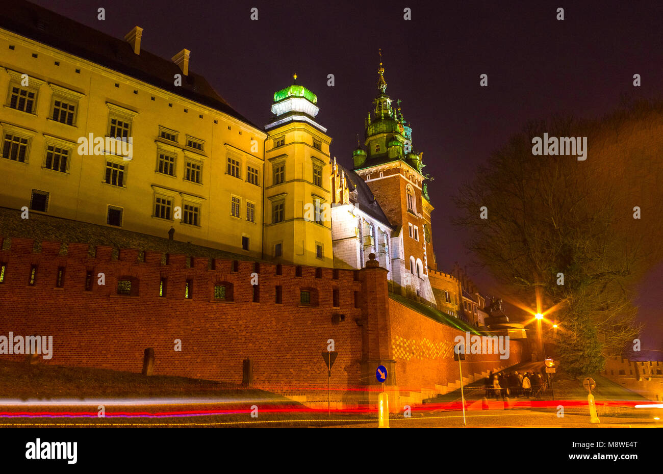 Route de le château de Wawel, Cracovie, Pologne. De nombreuses plaques commémoratives avec les noms des bienfaiteurs Banque D'Images