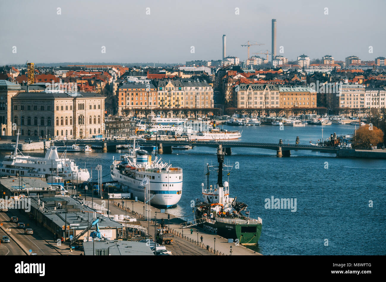 Stockholm, Suède - mars, 18, 2015 : Avis de Strommen de Saltsjon bay avec bateaux et nautique de vieux bâtiments de Katarina ascenseur Banque D'Images