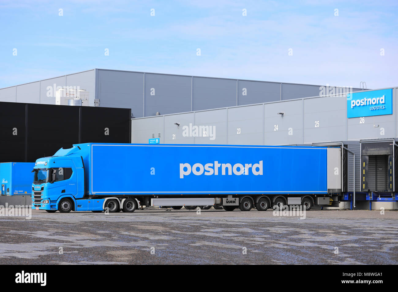 TURKU, FINLANDE - le 17 mars 2018 : nouvelle génération de semi-remorque Scania R500 de FE-Trans sur quai de chargement de PostNord terminal logistique et entrepôt à Banque D'Images