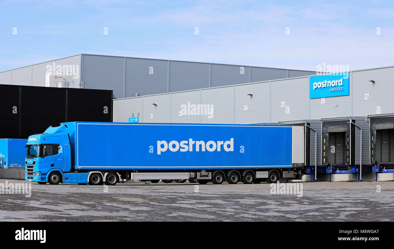 TURKU, FINLANDE - le 17 mars 2018 : nouvelle génération de semi-remorque Scania R500 de FE-Trans Oy sur quai de chargement du terminal logistique et entrepôt PostNord Banque D'Images