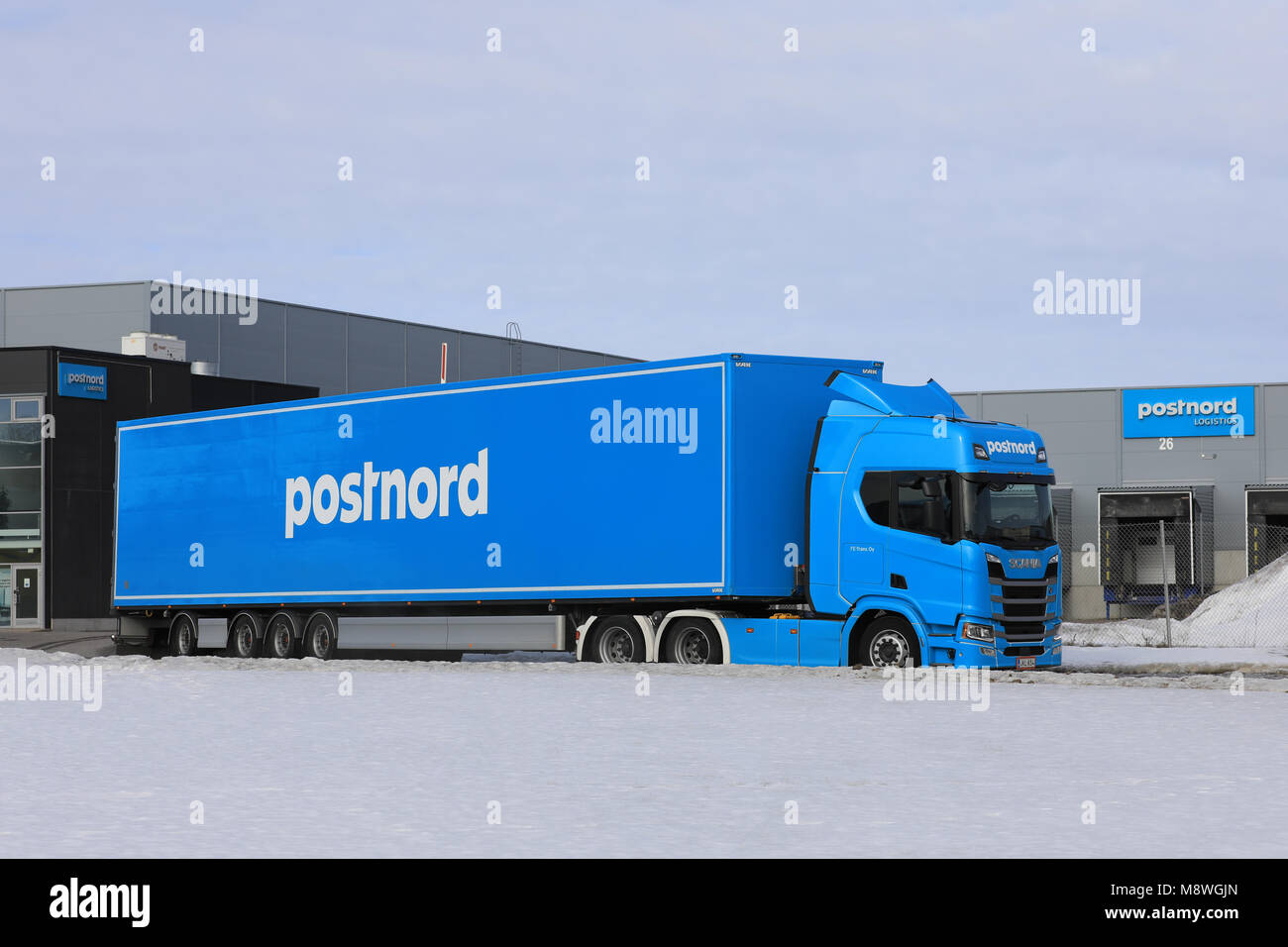 TURKU, FINLANDE - le 17 mars 2018 : nouvelle génération de semi-remorque Scania R500 de FE-Trans Oy quitte PostNord terminal logistique et entrepôt à Turku, Fin Banque D'Images