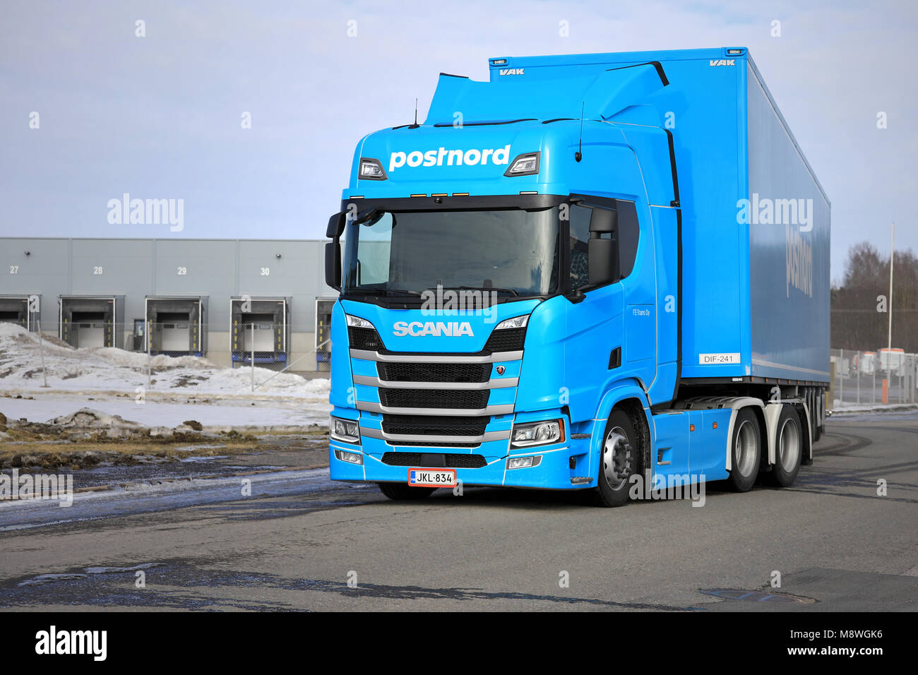 TURKU, FINLANDE - le 17 mars 2018 : nouvelle génération de semi-remorque Scania R500 de FE-Trans Oy quitte PostNord terminal logistique et entrepôt à Turku, Finlande Banque D'Images
