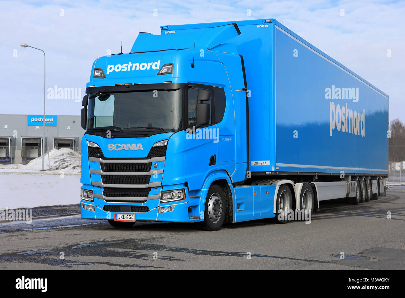 TURKU, FINLANDE - le 17 mars 2018 : nouvelle génération de semi-remorque Scania R500 de FE-Trans Oy quitte PostNord terminal logistique et entrepôt à Turku, Finlande Banque D'Images