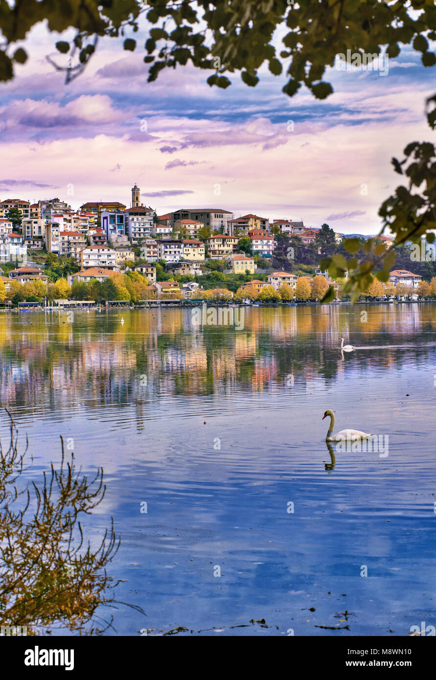 Vue panoramique de la ville de Kastoria reflétée sur la surface du lac Orestiada paisible aux couleurs de l'automne, à l'ouest de la Macédoine, la Grèce du Nord Banque D'Images