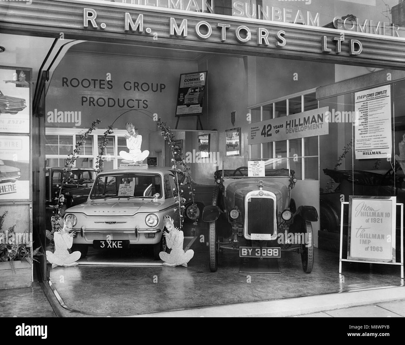 1921 Hillman 10.5hp avec Hillman Imp sur show stand en 1963 Banque D'Images