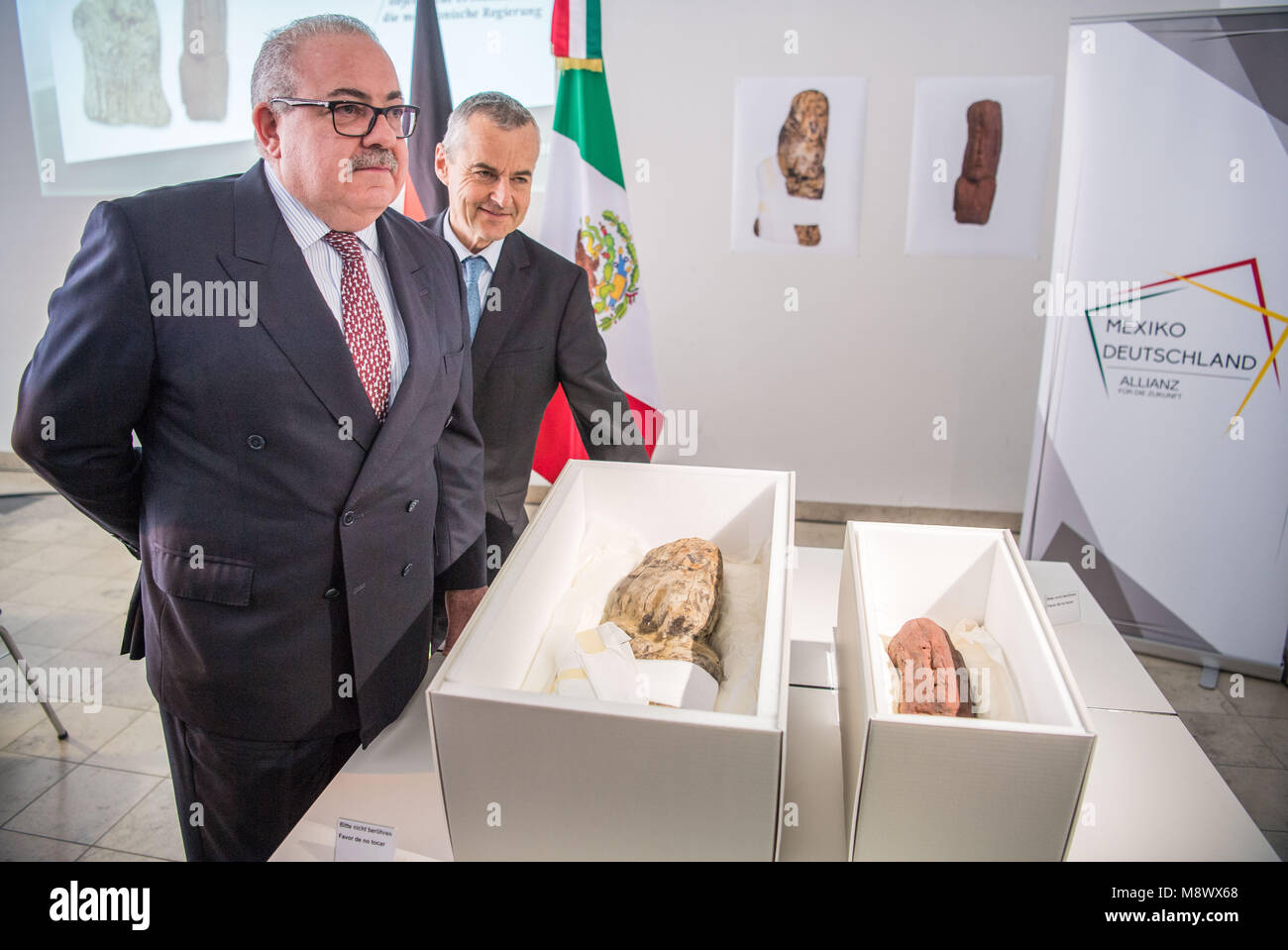 20 mars 2018, l'Allemagne, Munich : Rogelio Granguillhome (l-r), l'ambassadeur de l'governemt mexicain, et Rupert Gebhard, directeur de la collection archéologique de l'État de Bavière, debout à côté de deux objets Olmèques lors d'une conférence de presse par l'État bavarois Collection archéologique. Deux objets Olmèques autour de 3 000 ans ont été remis au gouvernement mexicain. Les objets avaient été pris hors du Mexique illégalement. Photo : Lino Mirgeler/dpa Banque D'Images