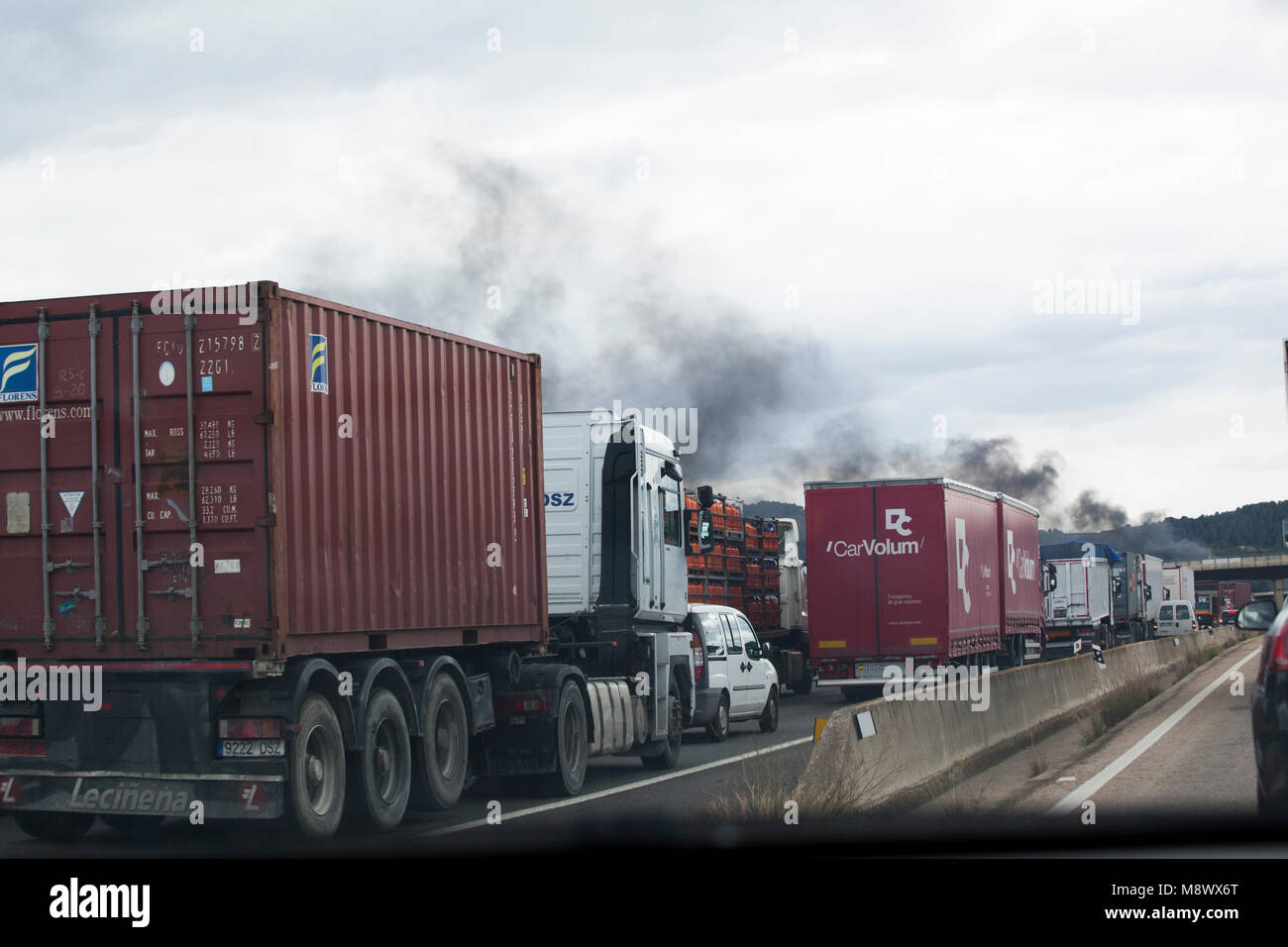 Beneixida, Espagne. 20 mars, 2018. Accident de l'A7 un camion brûle complètement après l'accident. Fireman était présent pour extingusih l'incendie tant ques et les blocages sur la route. Credit : Emin Ozkan / Alamy Live News Banque D'Images