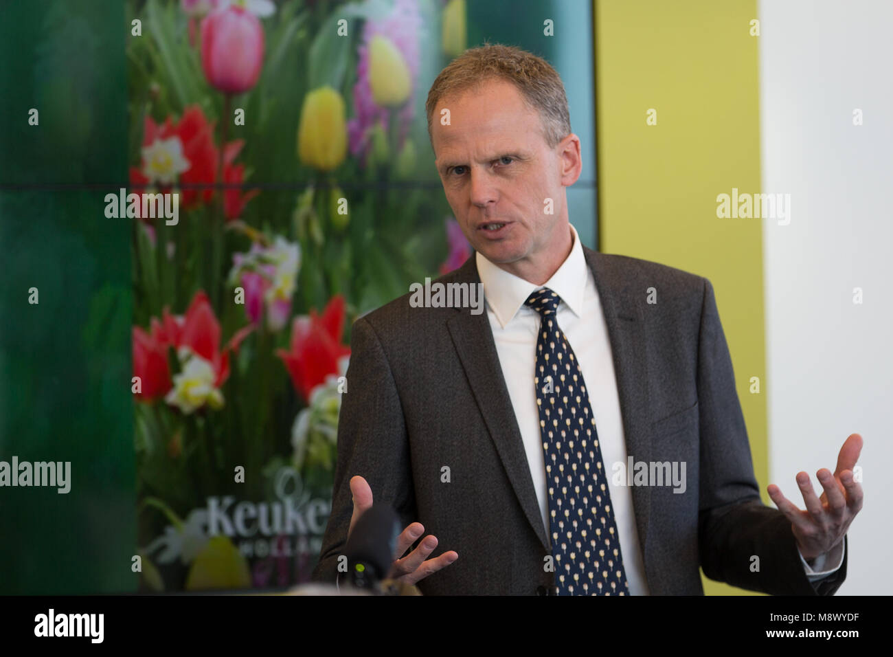 Lisse, Pays-Bas. Mar 20, 2018. Ouverture officielle de la saison 2018 Les jardins de Keukenhof. Le thème de cette année est la romance qui peut être vu dans 7 millions de bulbes à fleurs sur le 32Ha. ,Manager Bart Siemerink Keukenhof est de donner un discours d'accueillir al réduite pour l'ouverture. Les Pays-bas Photo prise le 20 mars 2018 Credit : Marcel van den Bos/Alamy Live News Banque D'Images