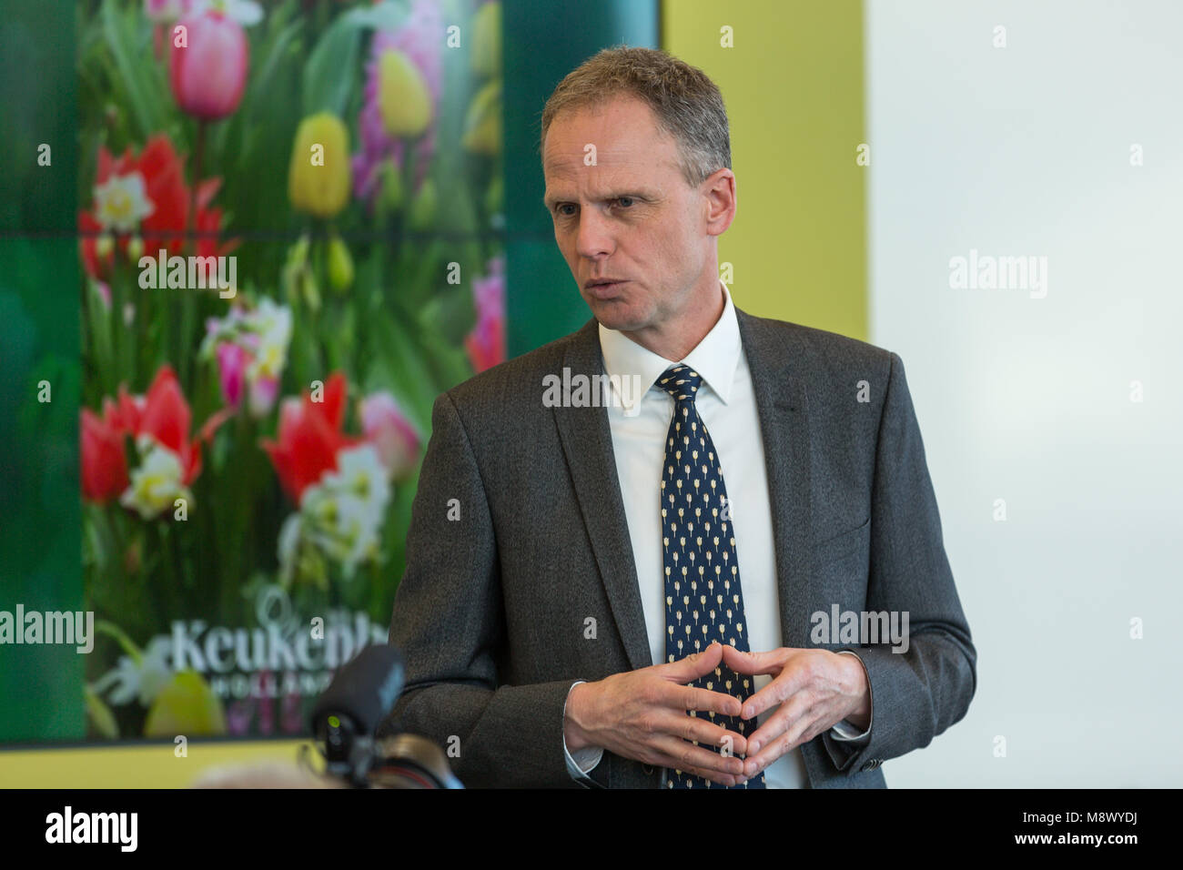 Lisse, Pays-Bas. Mar 20, 2018. Ouverture officielle de la saison 2018 Les jardins de Keukenhof. Le thème de cette année est la romance qui peut être vu dans 7 millions de bulbes à fleurs sur le 32Ha. ,Manager Bart Siemerink Keukenhof est de donner un discours d'accueillir al réduite pour l'ouverture. Les Pays-bas Photo prise le 20 mars 2018 Credit : Marcel van den Bos/Alamy Live News Banque D'Images