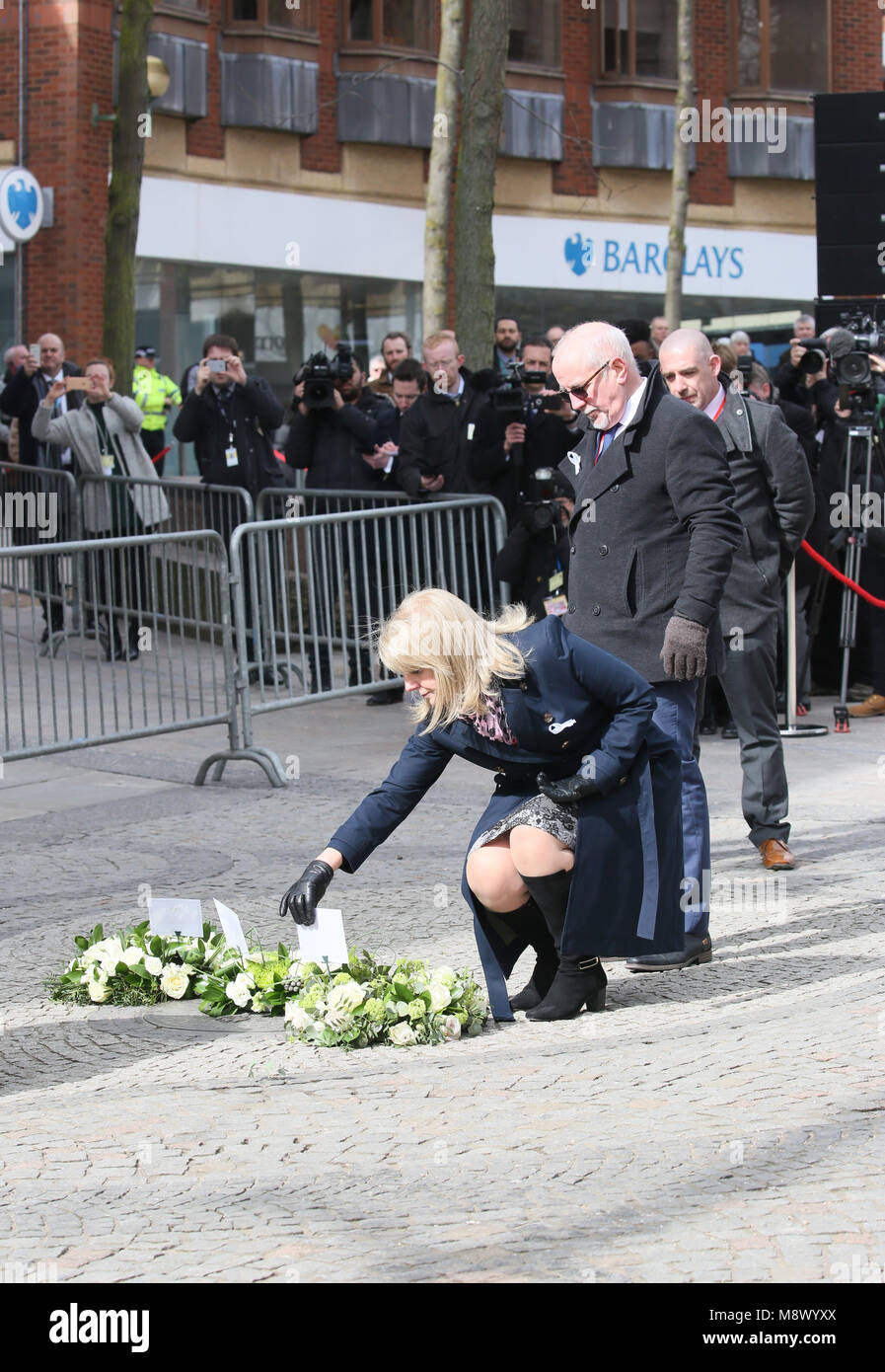 Warrington, Royaume-Uni. Mar 20, 2018. Colin et Wendy Parry portant des fleurs au monument de l'anniversaire de la bombe de l'IRA qui a tué Jonathan Ball et Tim Parry à Warrington, 20 mars 2018 (C)Barbara Cook/Alamy Live News Banque D'Images