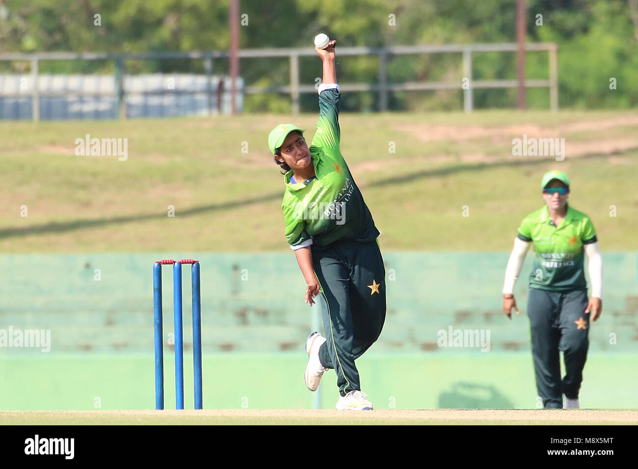 Rangiri Dambulla International Stadium, Sri Lanka. 20 mars, 2018. Nashra Sandhu de bols au Pakistan au cours de la Journée de la femme l'un match international entre le Sri Lanka à Rangiri Dambulla International Stadium Le Sri Lanka le 20 mars 2018 Credit : Lahiru Harshana/Alamy Live News Banque D'Images