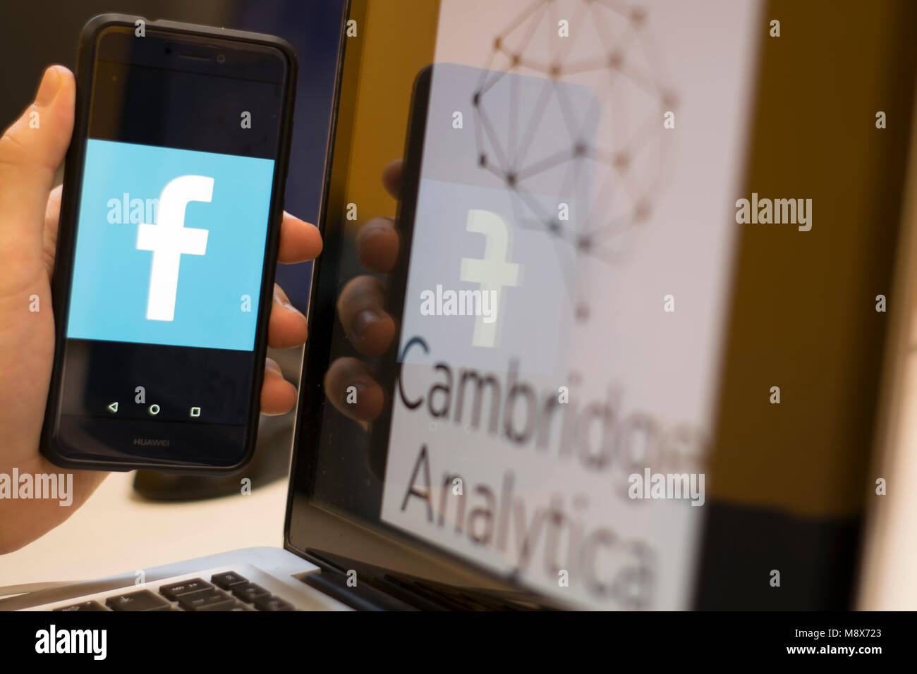 Edinburgh, Royaume-Uni. 20THAPRIL 2018. Les logos de Facebook et Cambridge Analytica sont considérées ensemble comme le scandale de la violation continue. Lorenzo crédit Dalberto/Alamy Live News Banque D'Images