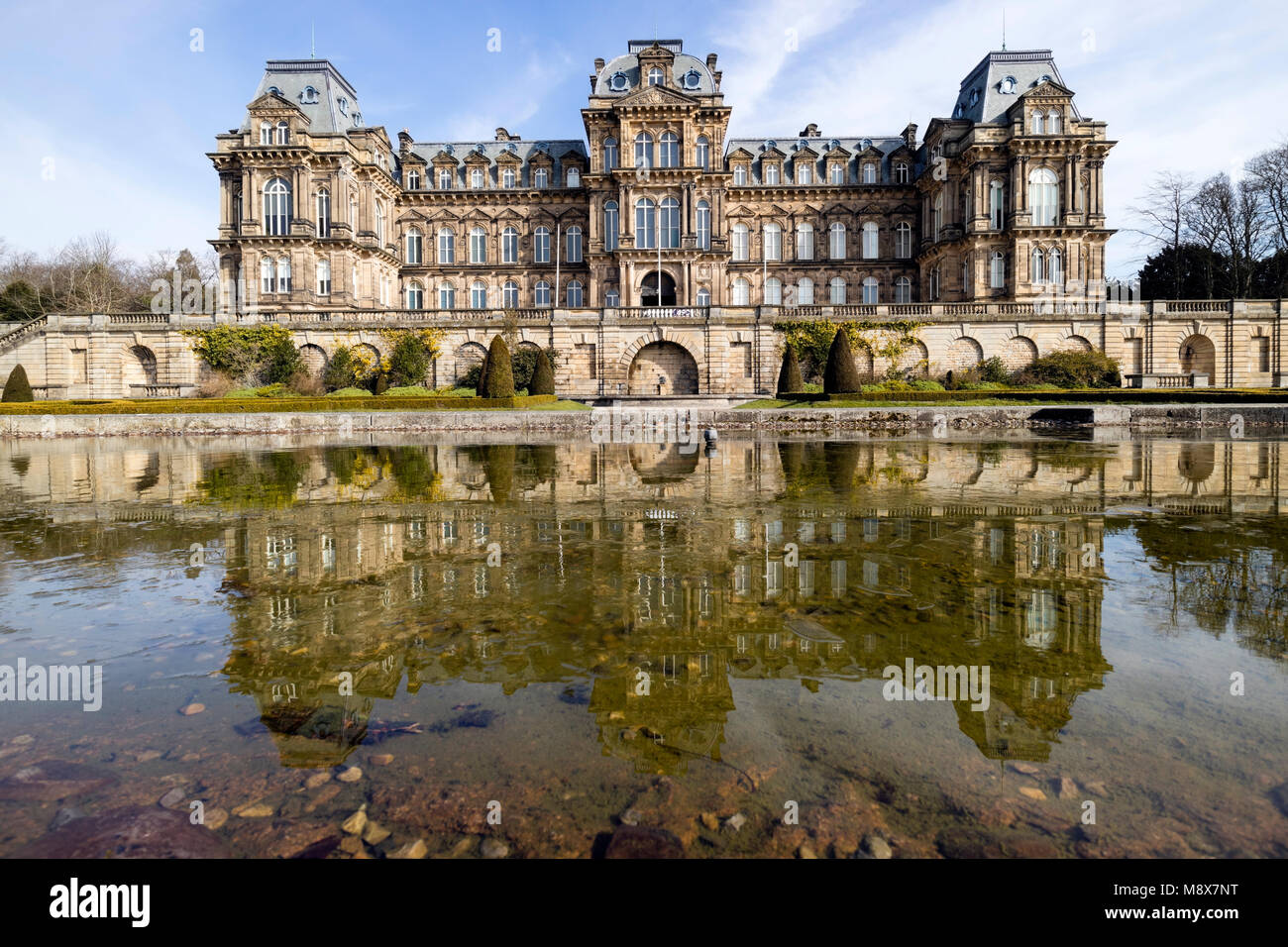 Bowes Museum, Barnard Castle, comté de Durham, Royaume-Uni. Le mercredi 21 mars 2018. Météo britannique. Les fleurs du printemps et de réflexions dans les eaux calmes du Bowes Museum fontaine en Barnard Castle, comme beau temps revient dans le Nord de l'Angleterre. David Forster/Alamy Live News Banque D'Images