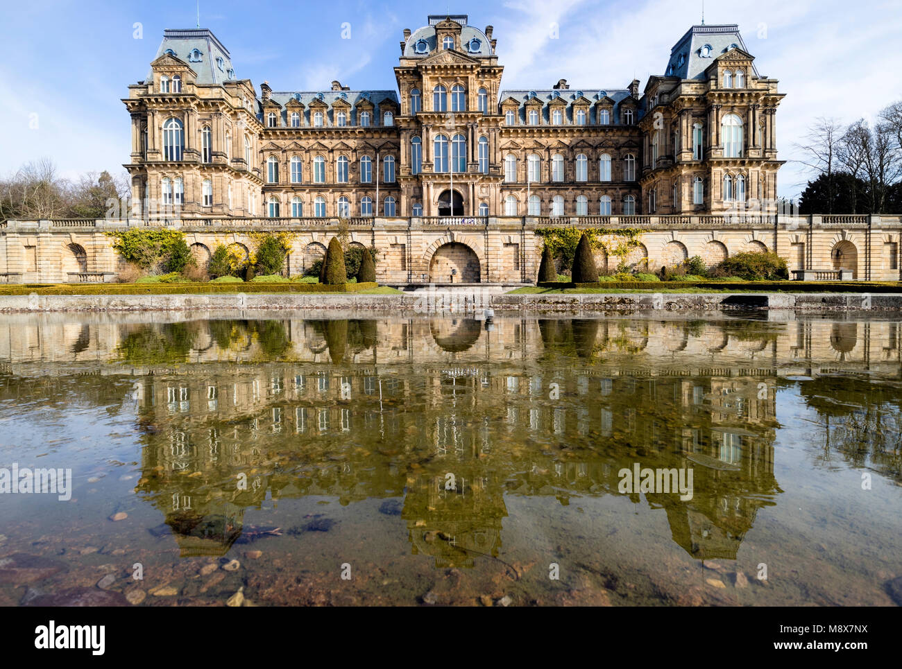 Bowes Museum, Barnard Castle, comté de Durham, Royaume-Uni. Le mercredi 21 mars 2018. Météo britannique. Les fleurs du printemps et de réflexions dans les eaux calmes du Bowes Museum fontaine en Barnard Castle, comme beau temps revient dans le Nord de l'Angleterre. David Forster/Alamy Live News Banque D'Images