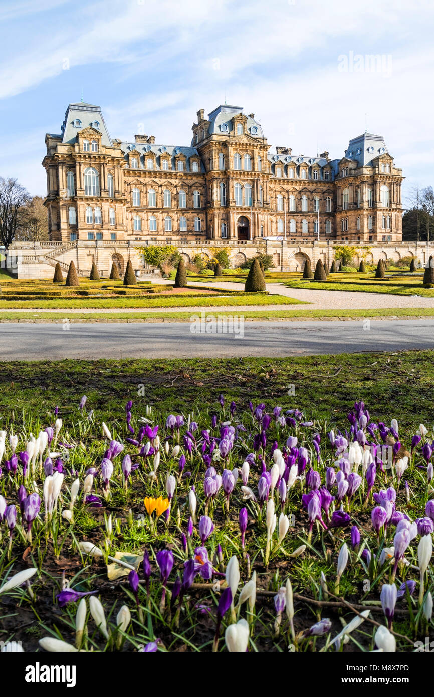 Musée Bowes, Château de Barnard, comté de Durham, Royaume-Uni. Mercredi 21st mars 2018. Météo Royaume-Uni. Le printemps fleurit et le musée Bowes du château de Barnard, tandis que le temps chaud retourne dans le nord de l'Angleterre. David Forster/Alamy Live News Banque D'Images