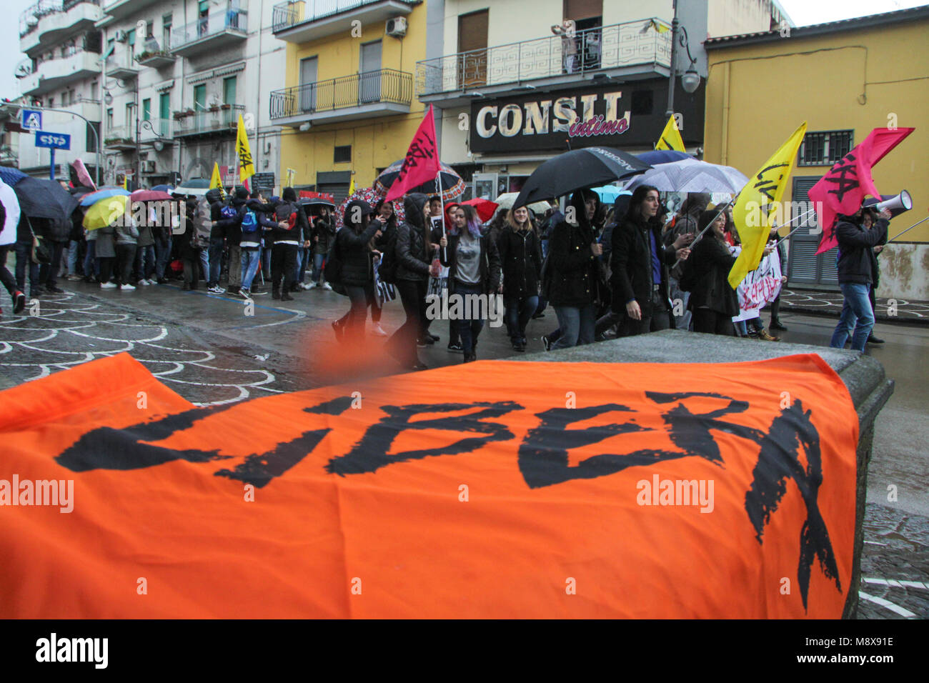 Naples, Italie. Mar 21, 2018. Naples, Pompéi - Scafati, XXIII Jour de la mémoire et de l'engagement à la mémoire des victimes innocentes des mafias, 1re journée nationale. Sur la photo : la terre, les sillons de la vérité et de la Justice. Agence Photo crédit : indépendante/Alamy Live News Banque D'Images