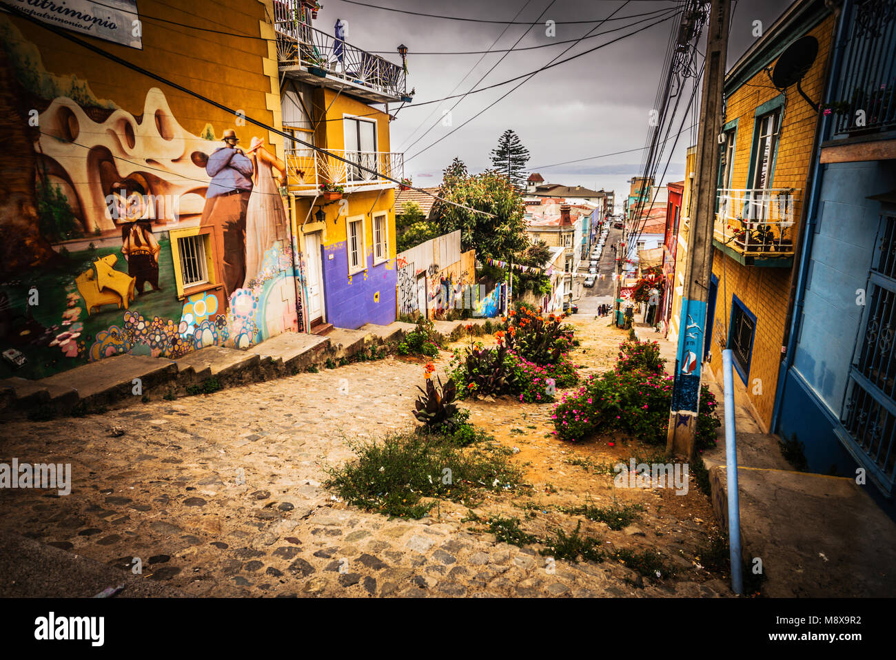 L'une des principales rues de Valparaíso, Chili central. Banque D'Images