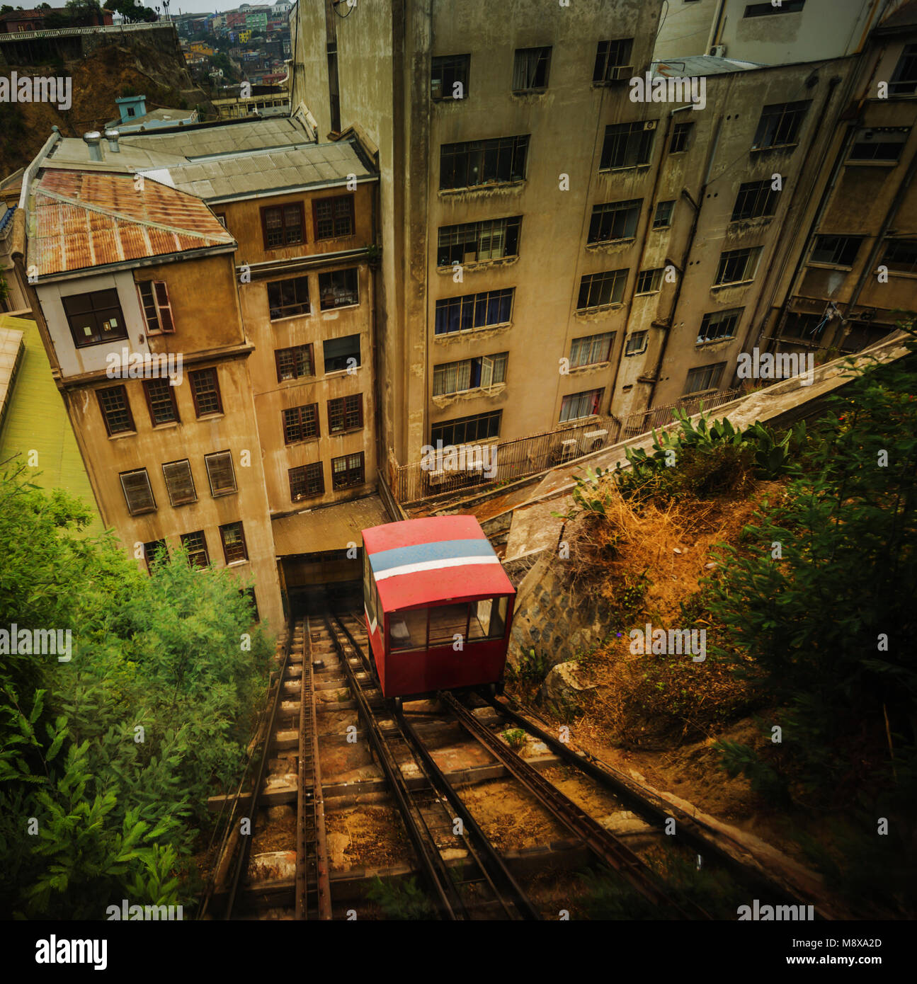 L'une des principales rues de Valparaíso, Chili central. Banque D'Images