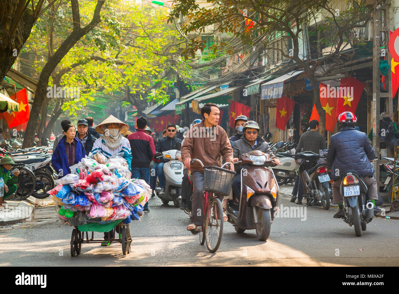 Hanoi Old Quarter, vue d'une scène de rue animée de milieu de matinée dans le vieux quartier historique dans le centre de Hanoi, Vietnam. Banque D'Images