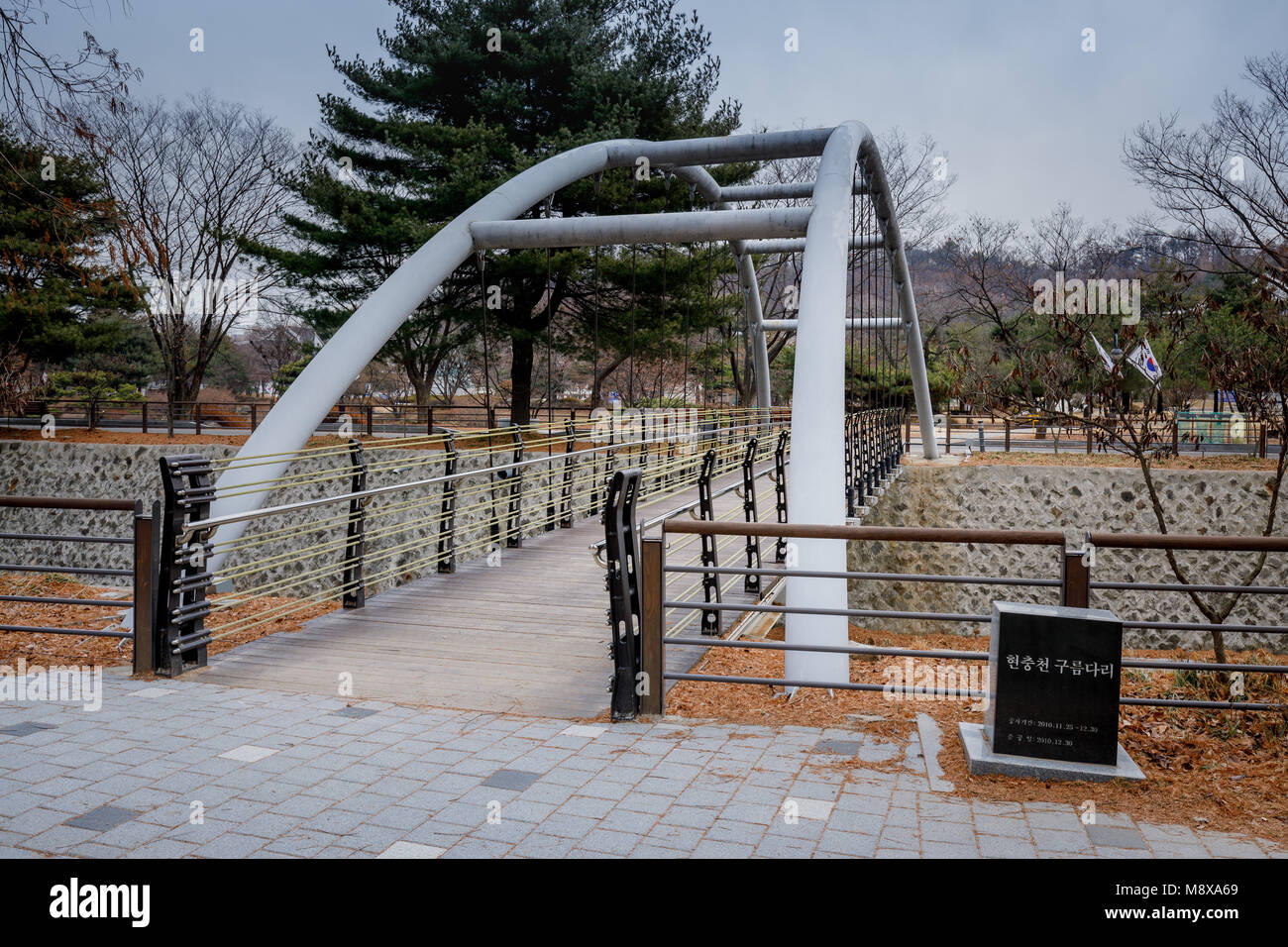 Séoul, Corée du Sud - Mars 19, 2018 : Parc de pont au cimetière national de Séoul Banque D'Images