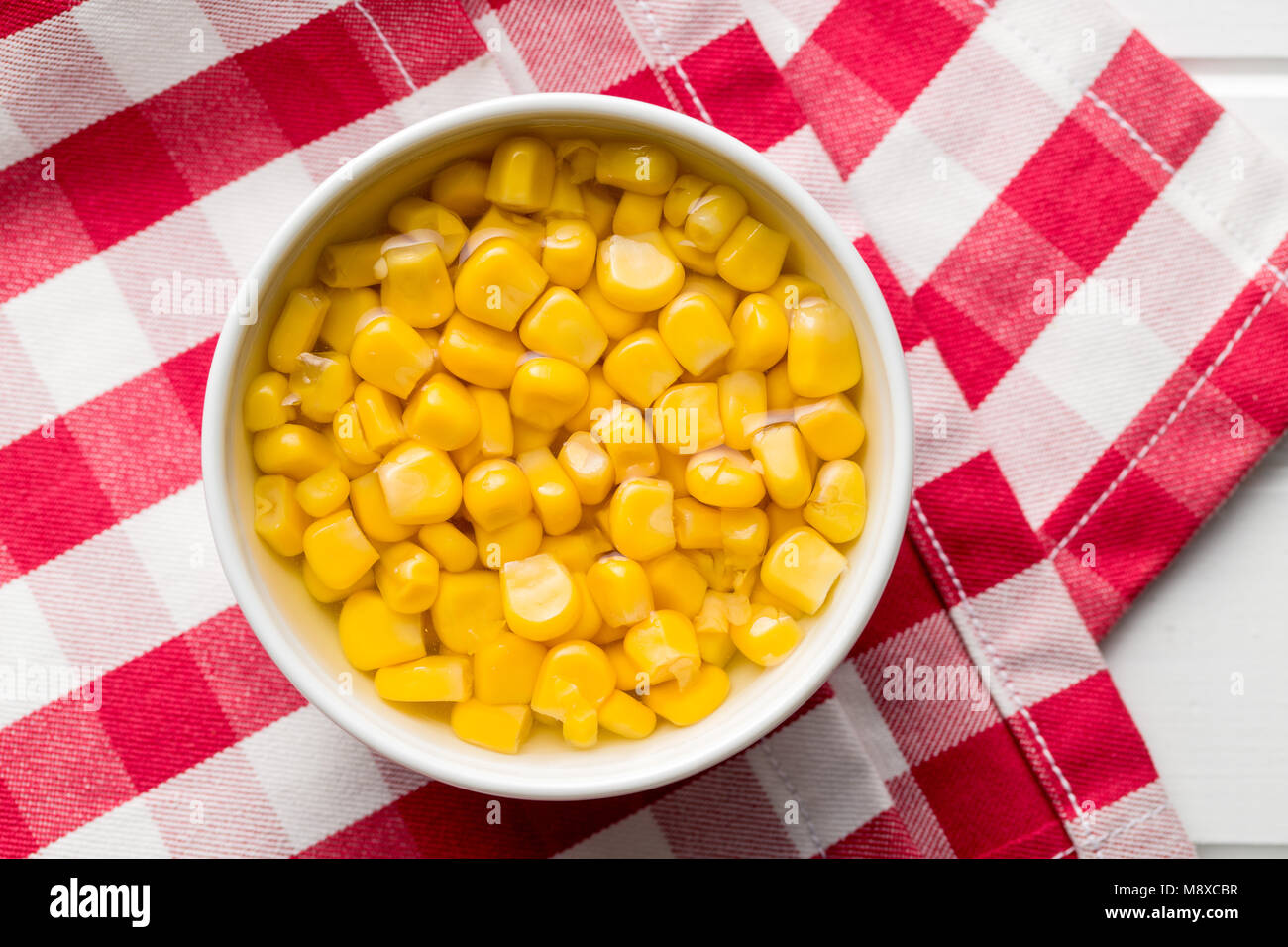 Les semences de maïs dans un bol sur une table de cuisine. Banque D'Images