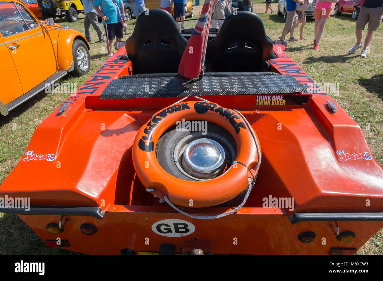 1960 Reliant Robin converti en un hors-bord, peint en orange avec ...
