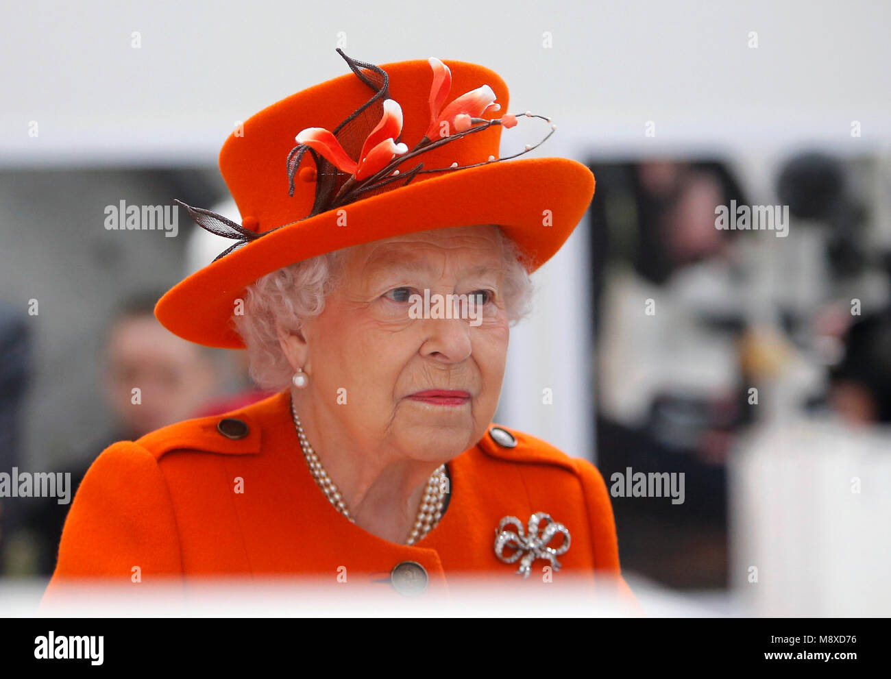 La reine Elizabeth II à llooks un modèle de l'Académie Royale des Arts du bâtiment au cours de sa visite à l'Académie pour ouvrir la nouvelle aile de Burlington et de marquer l'achèvement d'un important réaménagement du site de l'Académie, l'année du 250e anniversaire. Banque D'Images