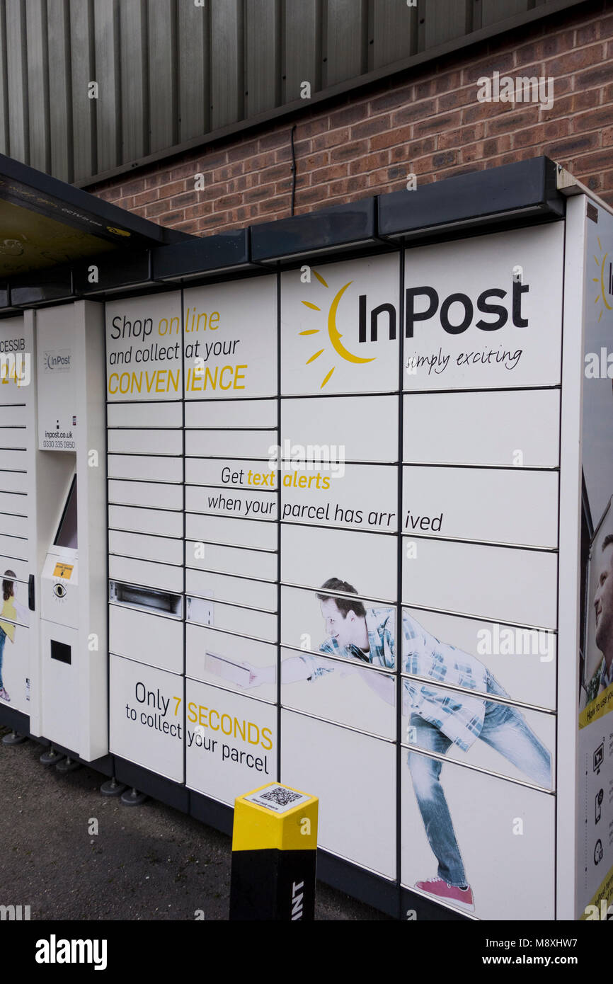 InPost est une alternative cliquez et recueillir des service qui vous permet de récupérer votre colis à un casier sécurisé à proximité, à un moment qui convient à Banque D'Images