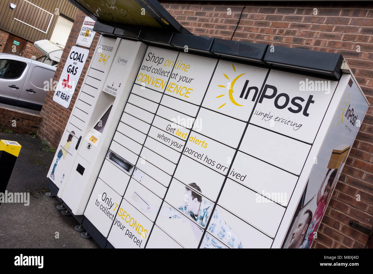 InPost est une alternative cliquez et recueillir des service qui vous permet de récupérer votre colis à un casier sécurisé à proximité, à un moment qui convient à Banque D'Images