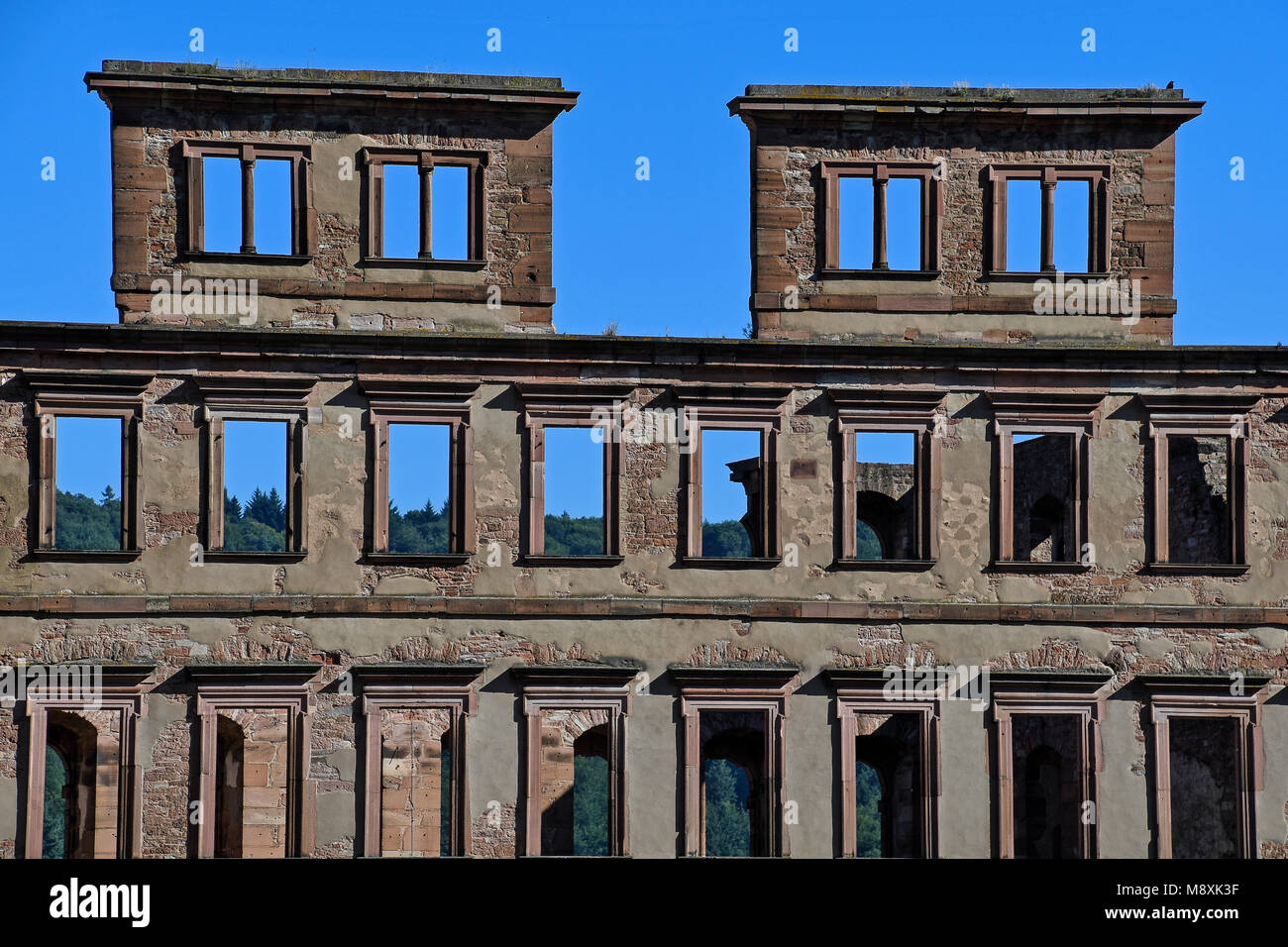 Ruines du château vieux mur avec châssis de fenêtre et fond de ciel bleu à Heidelberg, Allemagne Banque D'Images Ruines du château vieux mur avec châssis de fenêtre et fond de ciel bleu à Heidelberg, Allemagne Banque D'Images