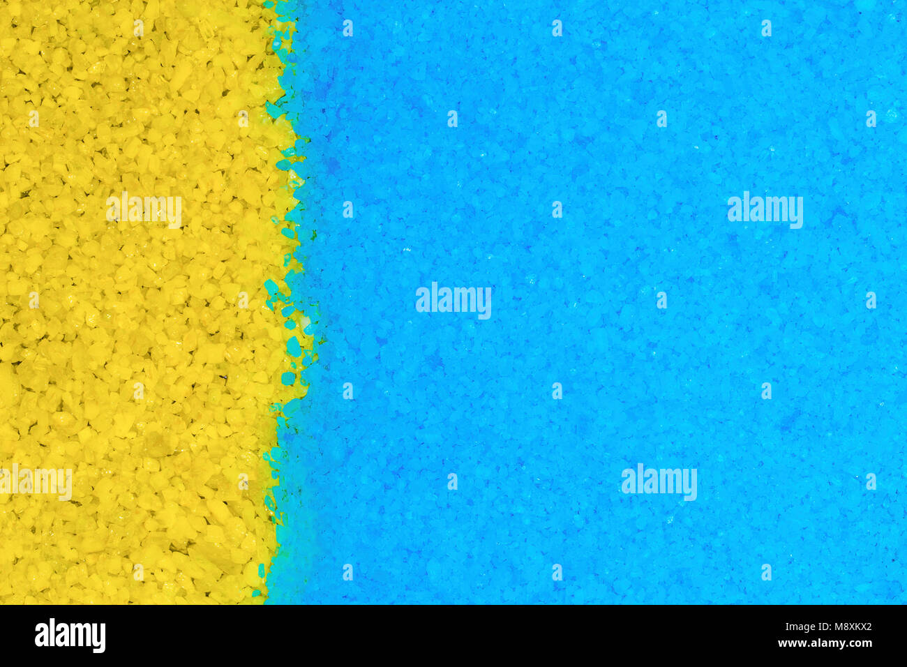 Sels de bain bleu et jaune à partir de ci-dessus, image de fond, concept plage, mer et sable Banque D'Images