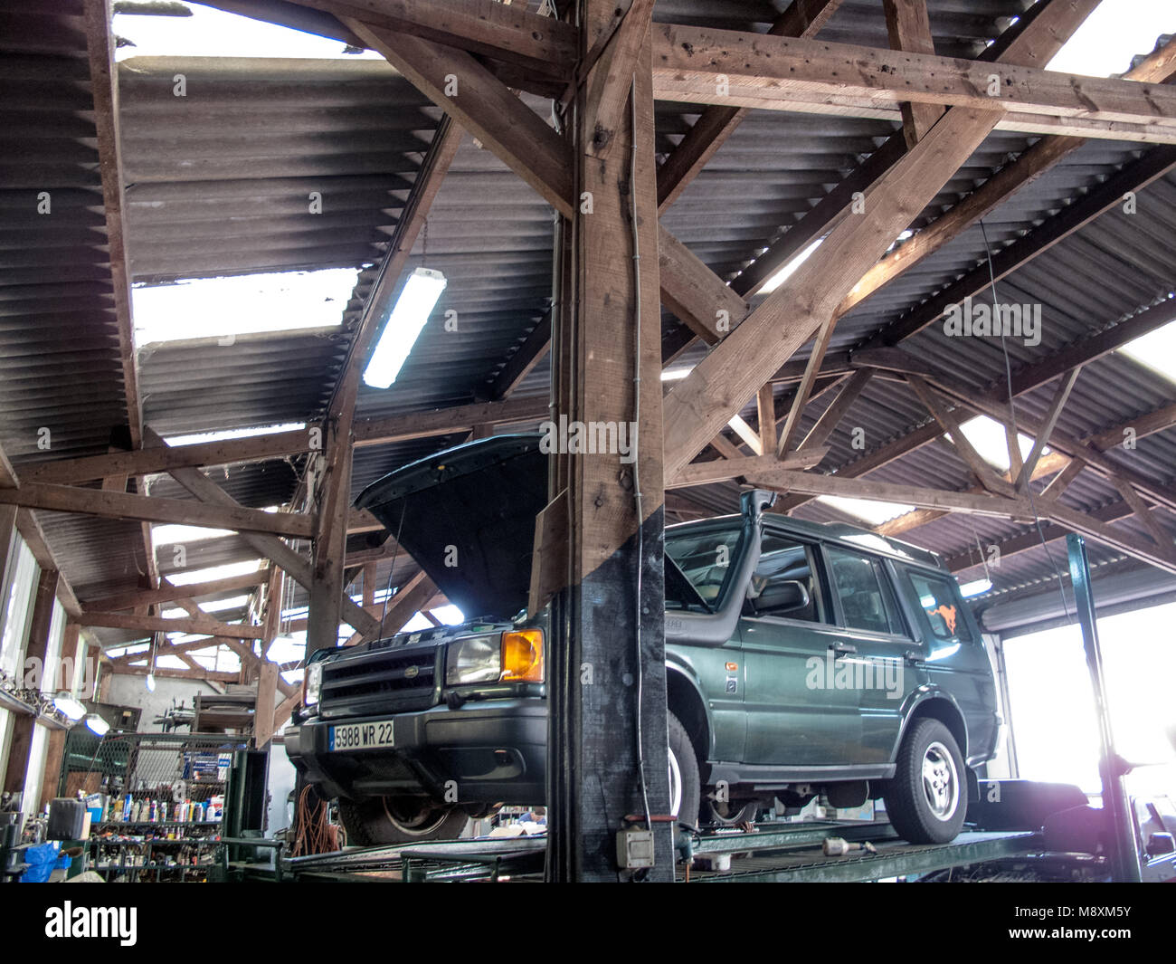 Land Rover en garage Banque D'Images