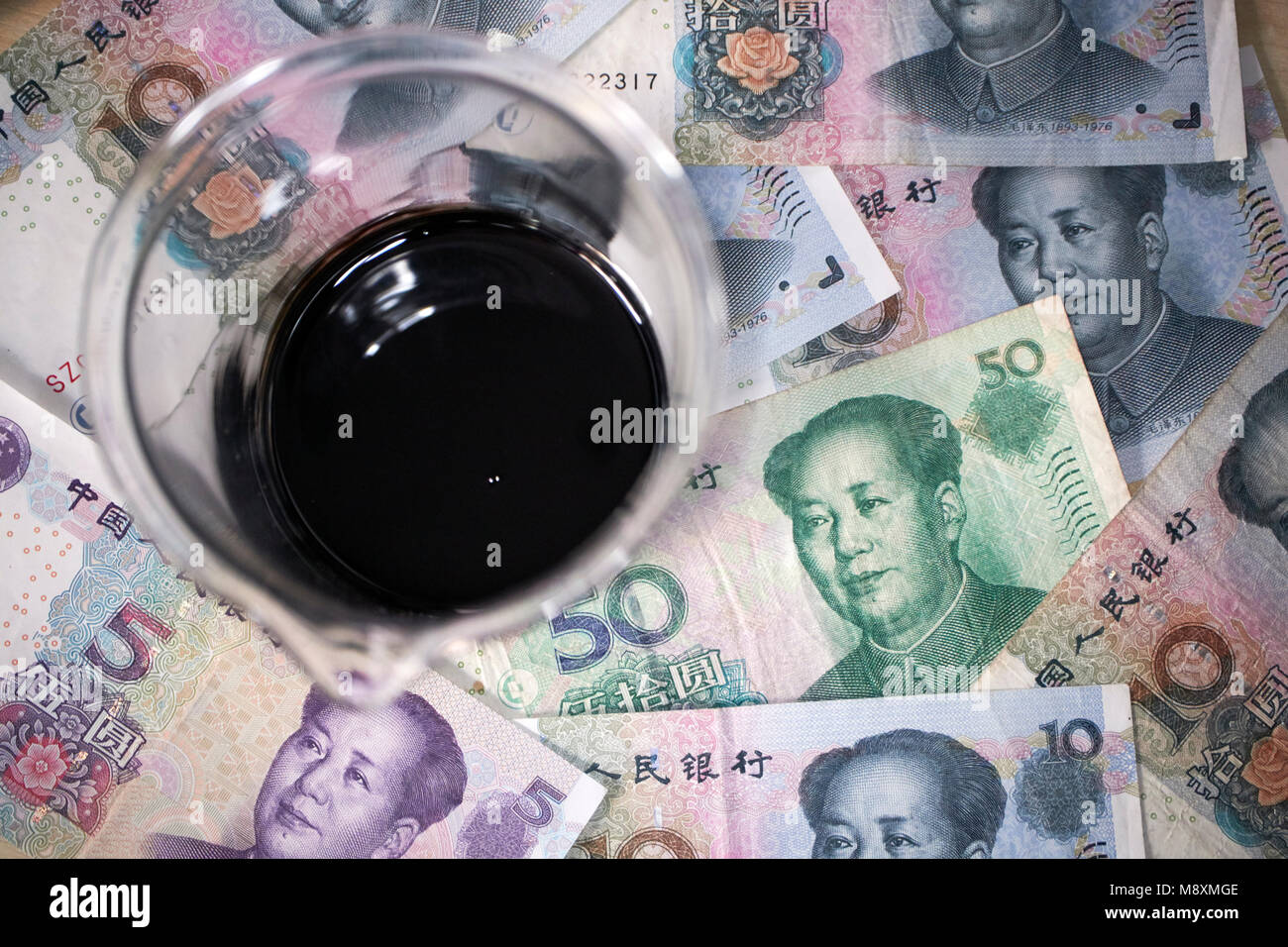 Pot de pétrole brut avec Chinese yuan renminbi currency trading concept Banque D'Images