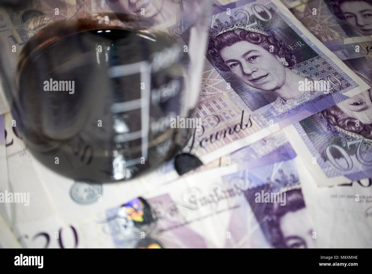 Pot de pétrole brut avec british pounds currency trading concept Banque D'Images