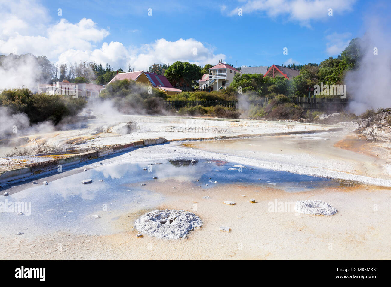 Nouvelle zélande Rotorua Nouvelle zélande Rotorua whakarewarewa terrasses avec minéral-run-off à partir de l'île du nord pool parekohuru Nouvelle-Zélande Océanie Banque D'Images