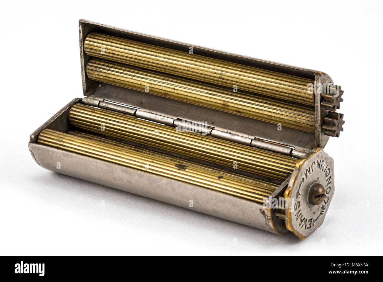 Un brevet Evans Concinnum Machine, un dispositif de roulement de cigarettes vintage. Vue intérieure, montrant les rouleaux en laiton. Banque D'Images