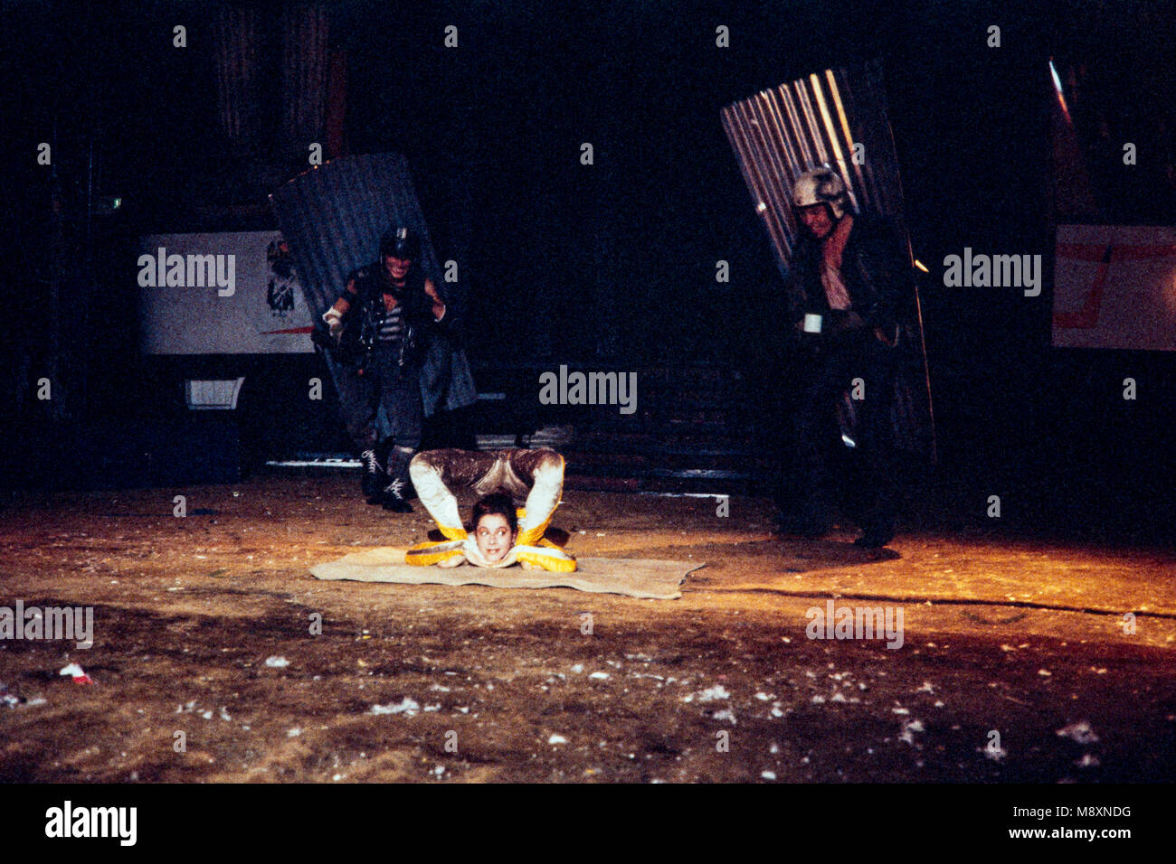 La troupe de Cirque Archaos contorsionniste l'exercice de leurs autres style de numéro de cirque, photographie d'archives, Londres, 1990 Banque D'Images