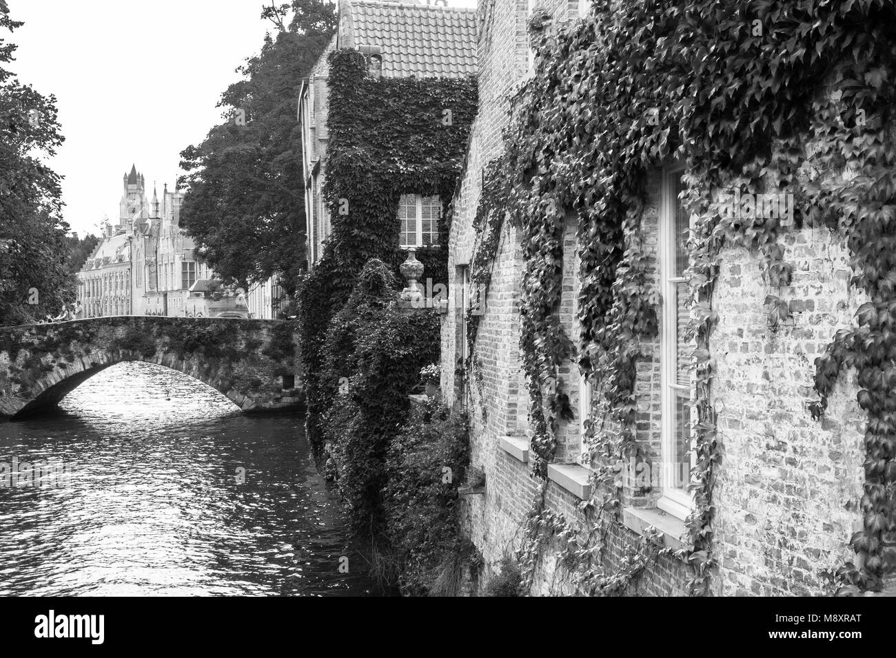 Un canal de Bruges, Belgique, en été. Banque D'Images