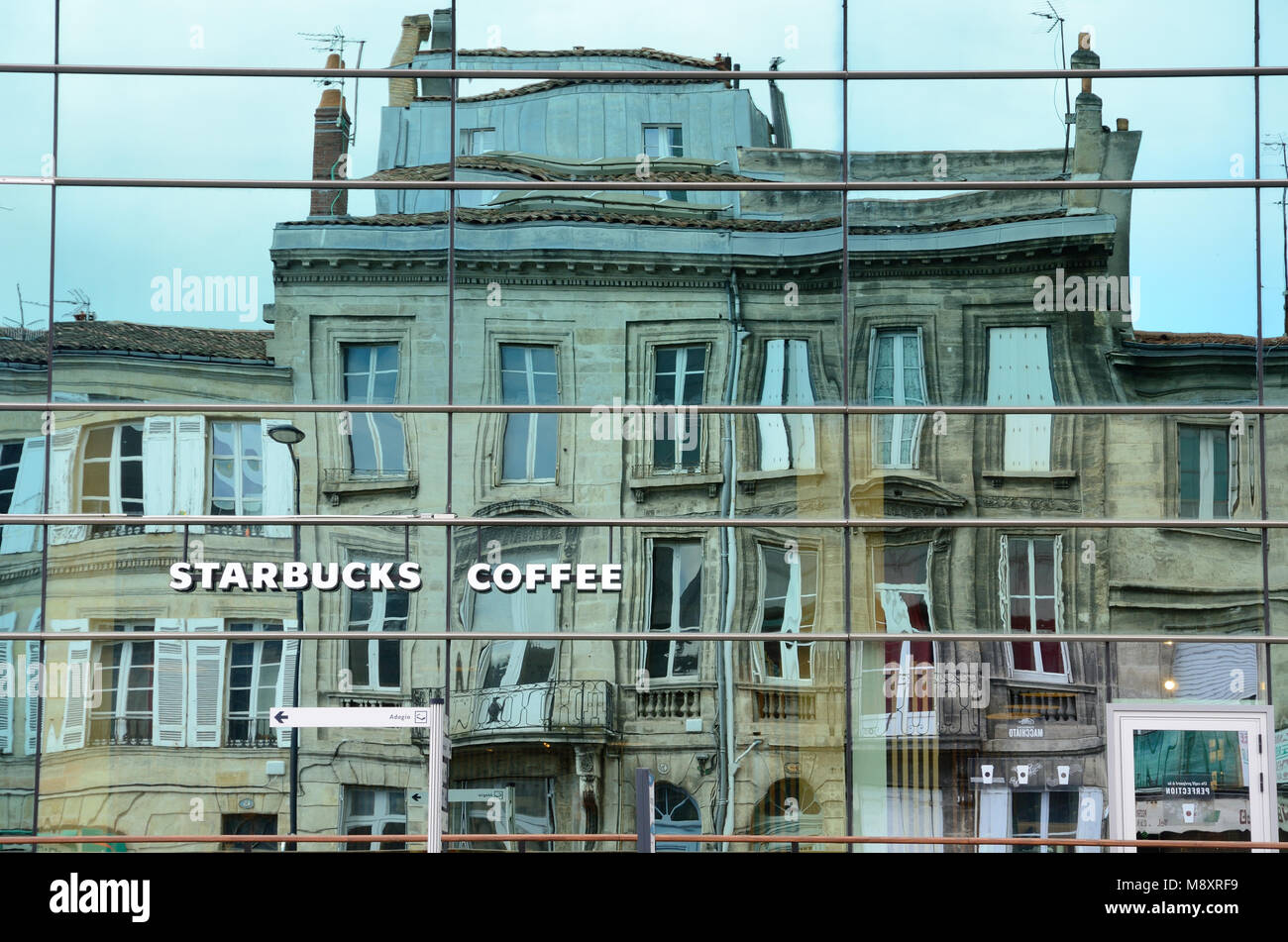 L'architecture ancienne dans le magnifique mur contemporain Banque D'Images