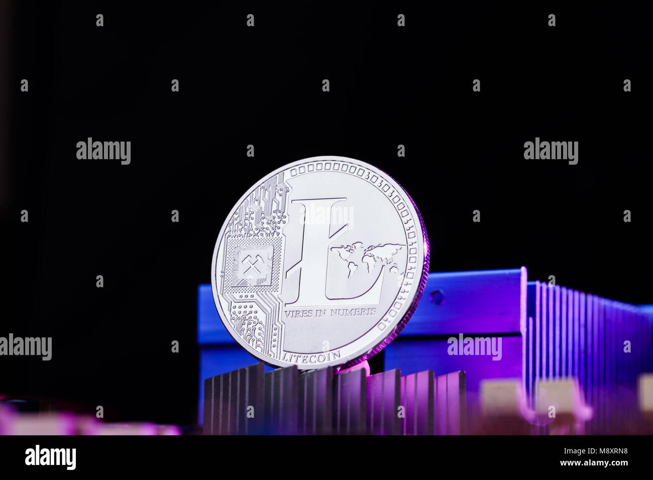 Photo de litecoin et processeur sur fond rose Banque D'Images