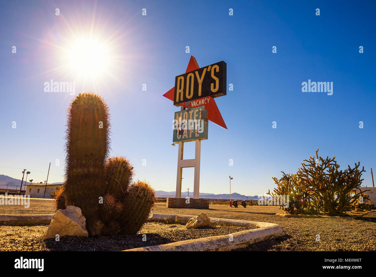 Vintage en néon de Roy's motel et un café sur la Route 66 Banque D'Images