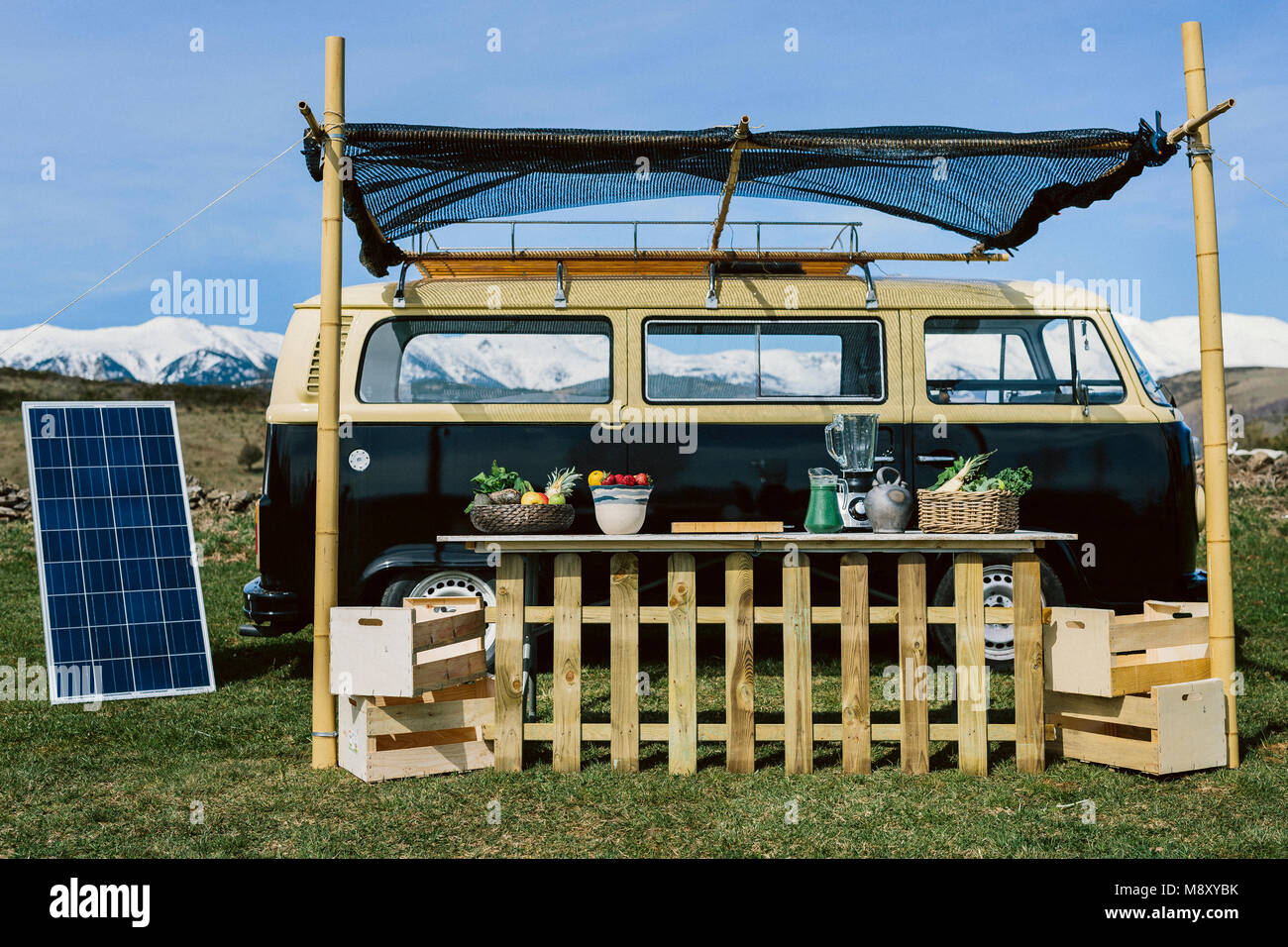 Volkswagen Transporter camion alimentaire dans la nature Banque D'Images