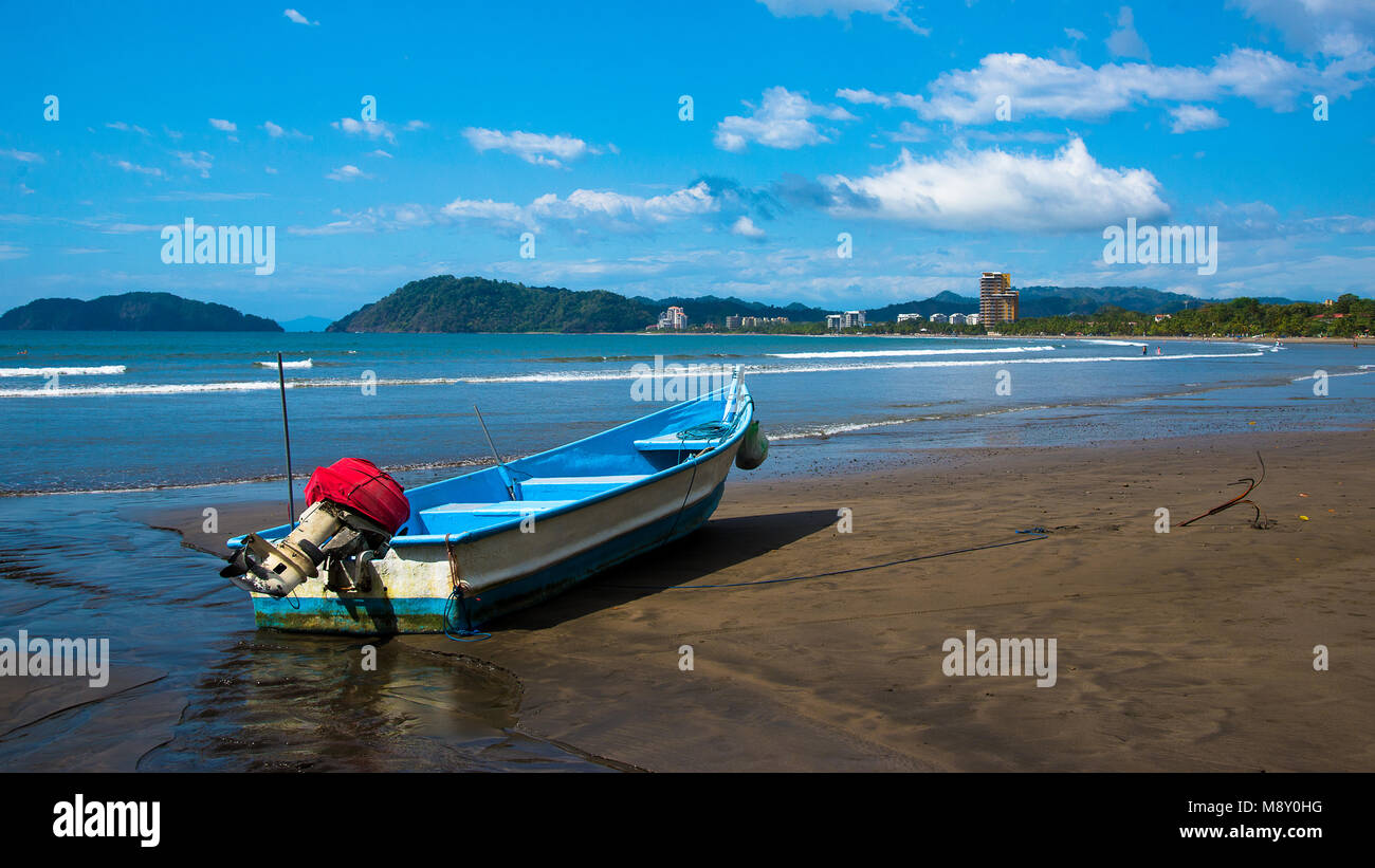 Les bateaux de pêche artisanale. Village de pêcheurs. Costa Rica, paradis tropical Banque D'Images