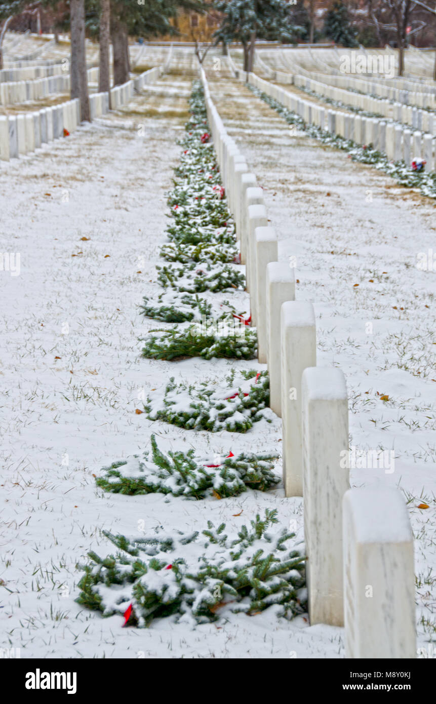 Le Cimetière National à Santa Fe, Nouveau Mexique est recouverte de neige. Les monuments ont été décorées avec des couronnes de Noël. Banque D'Images