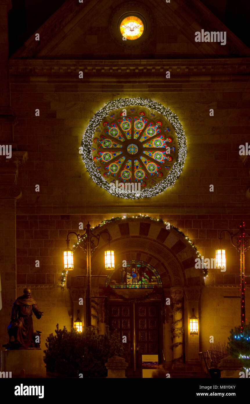 La Basilique Cathédrale de Saint François d'assise au centre-ville de Santa Fe, Nouveau Mexique est décoré pour les vacances de Noël. Banque D'Images