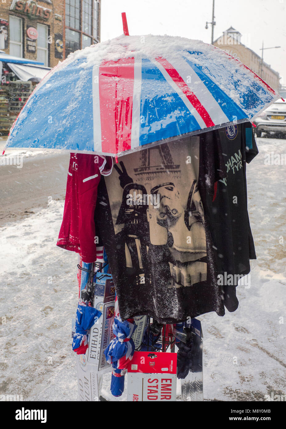Foulard et porte-parapluie couverte de l'union, parapluie dans une tempête de neige Banque D'Images