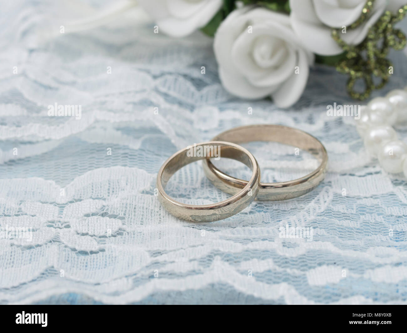 Les anneaux de mariage dans l'arrangement décoratif Banque D'Images