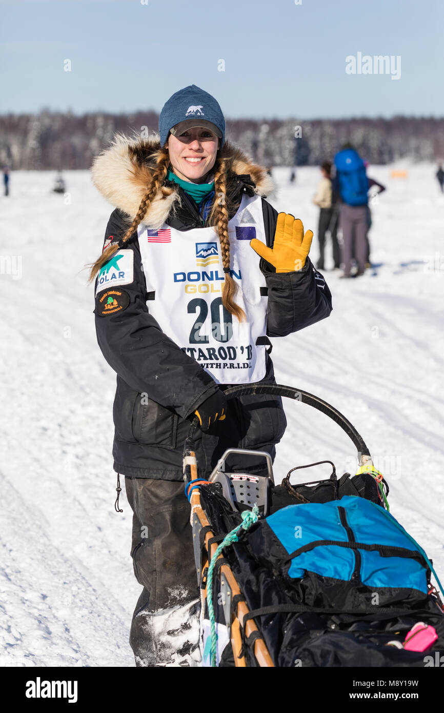 Musher Kristy Berington après le redémarrage en saule de la 46e Iditarod Trail Sled Dog Race dans le sud de l'Alaska. Banque D'Images